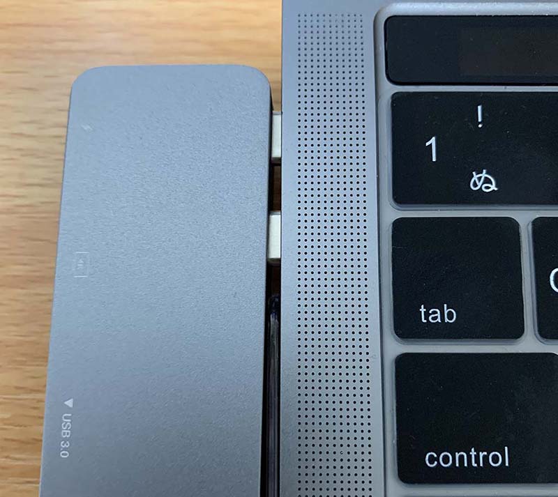 MacBookとUSBハブの隙間