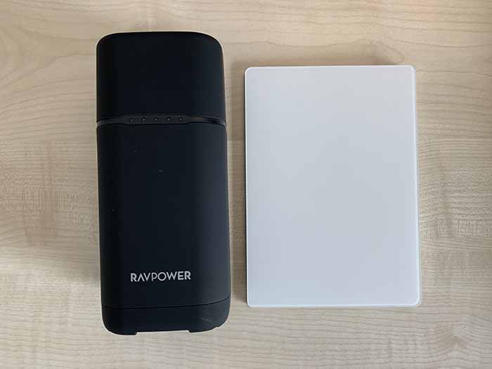 RAVPower RP-PB054proとMagic Trackpadのサイズ比較