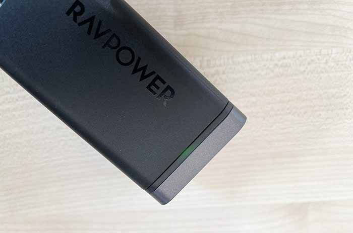 RAVPower RP-PC136の充電中のLEDの様子