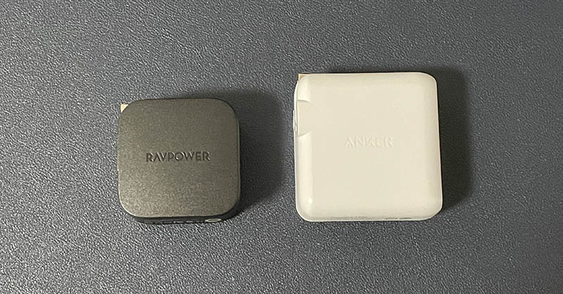 RAVPower RP-PC144とANKERの充電器をサイズ比較