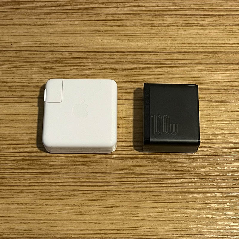 MacBook Pro用充電器との比較１