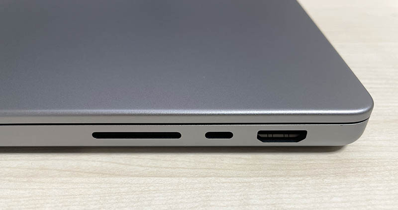 新型MacBook Proの右側のポート