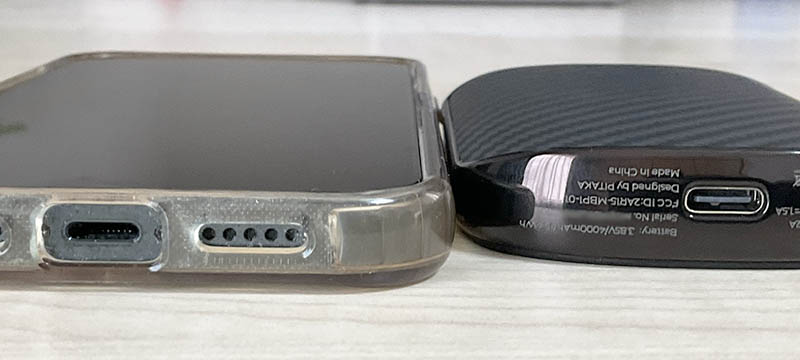 PITAKA MagEZ SliderのモバイルバッテリーとiPhone12Proの厚みを比較