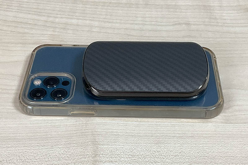 PITAKA MagEZ SliderのモバイルバッテリーをiPhoneに取り付けた様子
