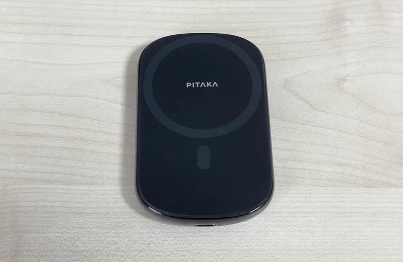 PITAKA MagEZ Sliderのモバイルバッテリー表面