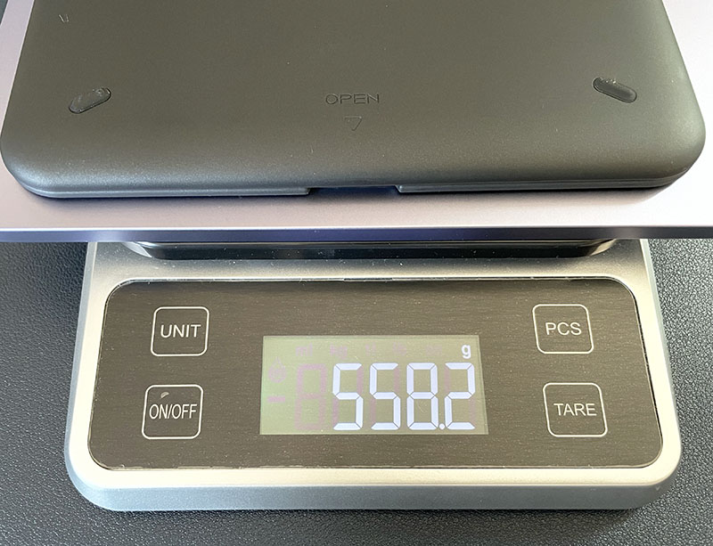 MOFT FloatタブレットスタンドをiPadに貼り付けた後の重さ