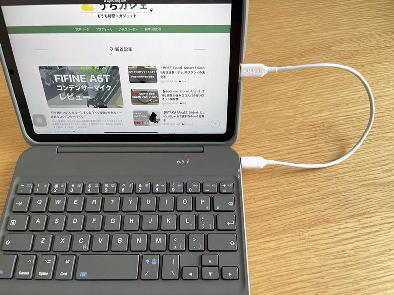 Earto iPad mini 6用ケースのキーボードを充電する様子