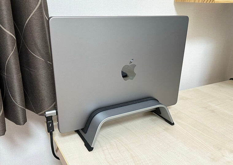 MacBookをスタンドに立てている様子