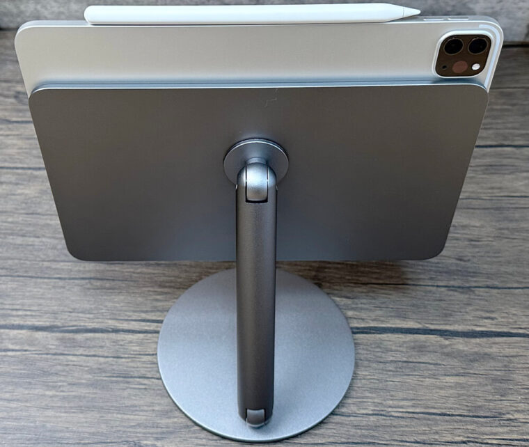 Benks Infinity Pro Magnetic iPad StandをiPadに取り付けた裏面の様子