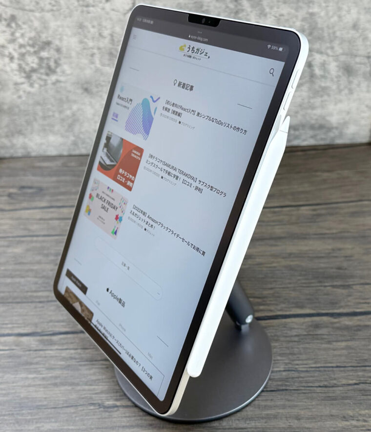 Benks Infinity Pro Magnetic iPad StandにiPadを縦向きに取り付けた様子