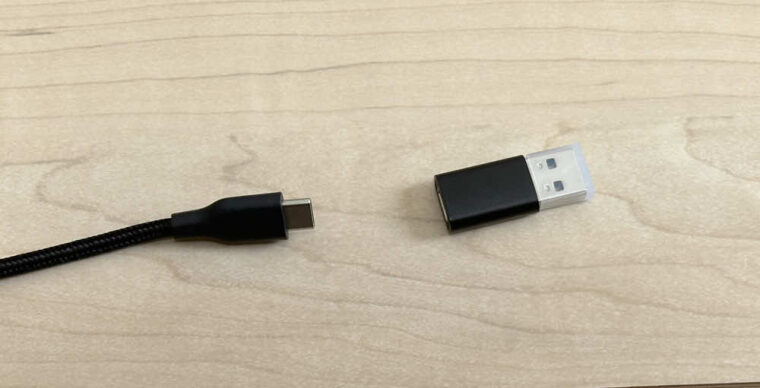 USBケーブル用のアダプター