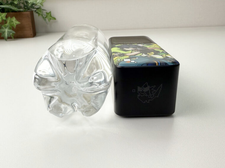 UGREEN 原神モデル モバイルバッテリーとペットボトルの太さ比較