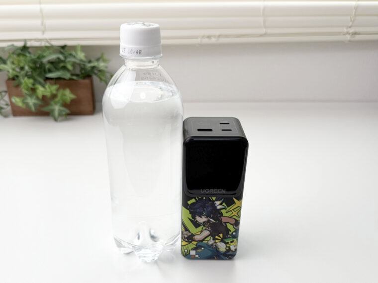 UGREEN 原神モデル モバイルバッテリーをペットボトルと並べて高さを比較