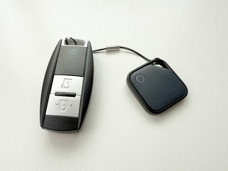 UGREEN FineTrack Smart Finderを鍵に取り付けた様子