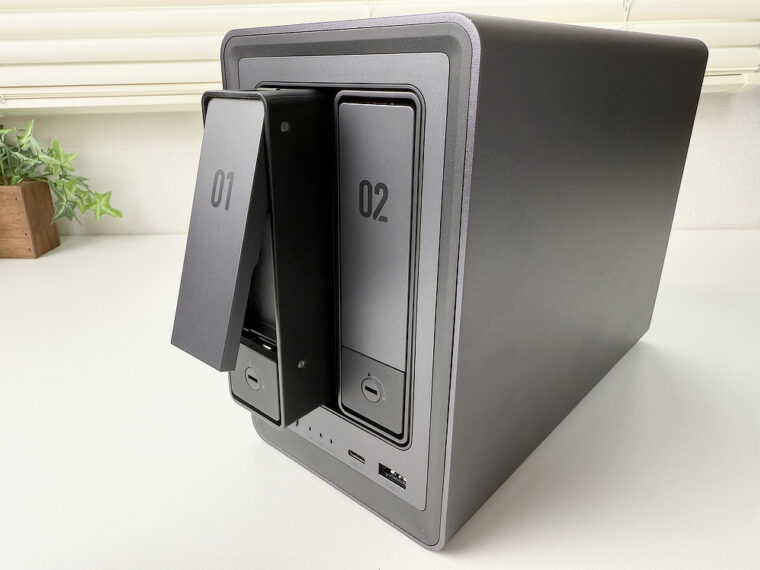 UGREEN NASync DXP2800のハードディスク挿入口