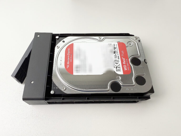 UGREEN NASync DXP2800のハードディスクケースに取り付けた様子