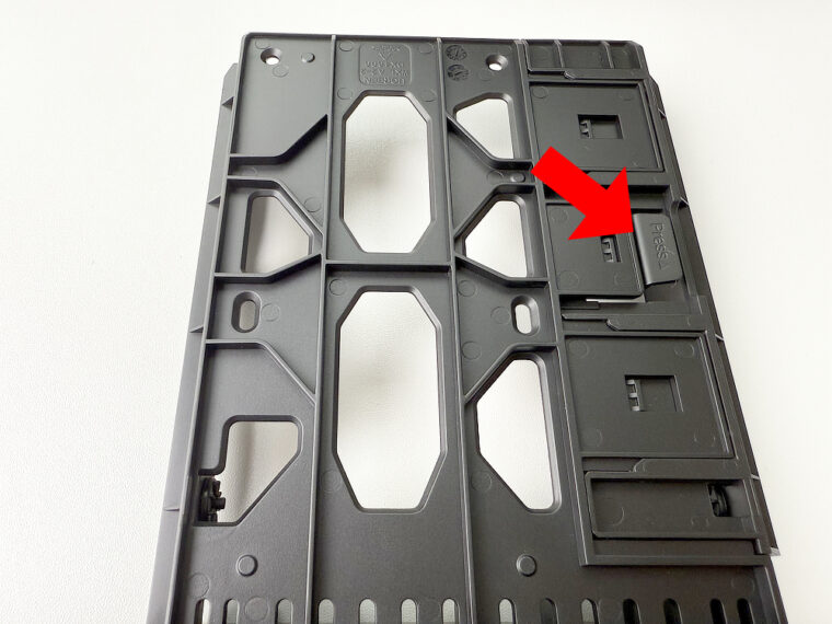 UGREEN NASync DXP2800のハードディスクケースの裏側