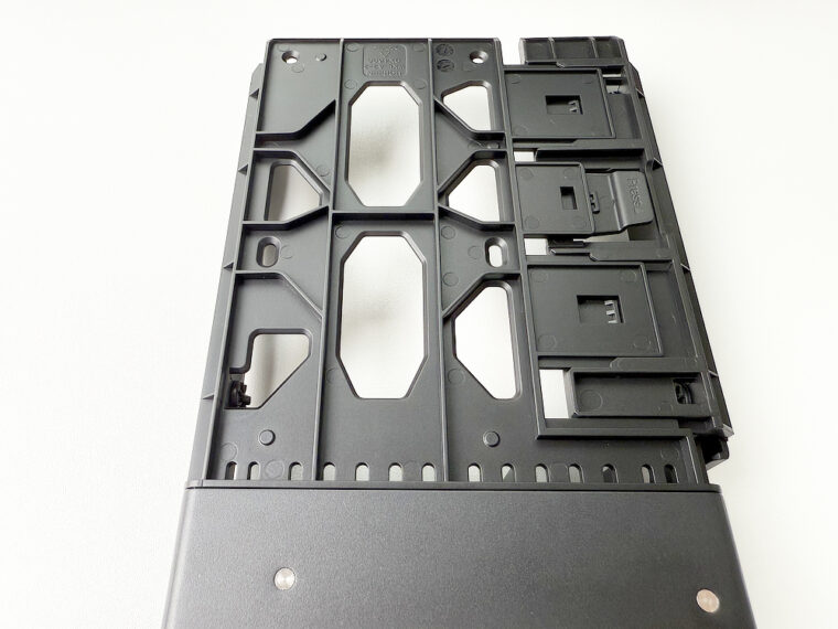 UGREEN NASync DXP2800のハードディスクケースを広げた様子