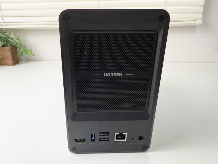 UGREEN NASync DXP2800の背面